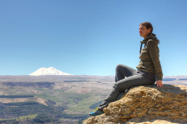 Dziewczyna na skale, na tle góry Elbrus — Zdjęcie stockowe