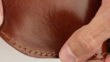 Açık kahverengi veya kırmızı doğal pürüzsüz parlak derinin insan el dokusunu test etmek, ürünün kalite kontrolünü kontrol etmek, moda aksesuarları için malzeme, yakın çekim makro görünümü