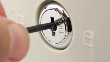 Kilidi açmaya çalışan tornavida kullanan hırsızın yakın plan görüntüsü, güvenlik sistemine girmeye çalışan veya güvenlik sistemini kırmaya çalışan, mağazadaki kasa veya para çekmecesini soymaya çalışan, çilingir kilidi açan