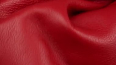 Taşınırken yakın çekim görüntüsü kırmızı yumuşak deri, kalite ve test malzemelerini el işi ve hobiler için kontrol et, makro