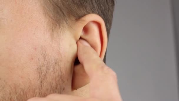 Mann Nimmt Sein Linkes Ohr Mit Dem Zeigefinger Lautes Geräusch — Stockvideo