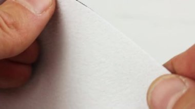 Eller buruşuk siyah beyaz kauçuk yoga minderi, ev sporu ya da egzersiz için malzeme dokusu ya da fitness eğitimi, yakın çekim görüş