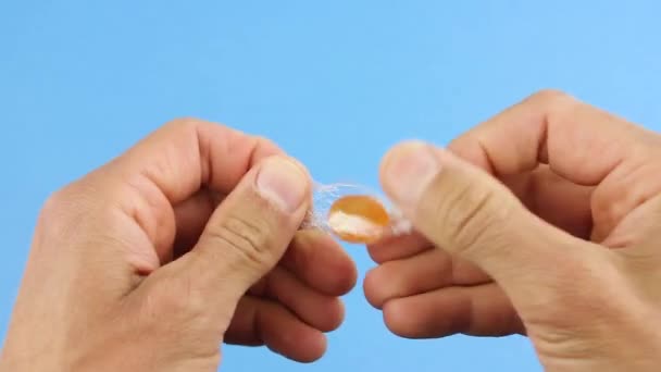 Mans Mains Déplier Une Sucette Bonbons Orange Emballage Transparent Pour — Video