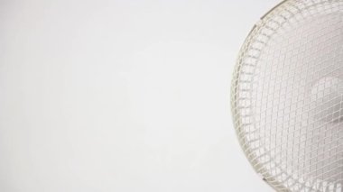 Beyaz arka planda beyaz vintage vantilatör, retro elektrik klima ve hava soğutma