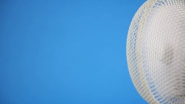 Mavi ekran arka planının sağ tarafında retro fan vantilatör, eski elektrikli klima ve hava soğutma, aç, çalış ve kapat