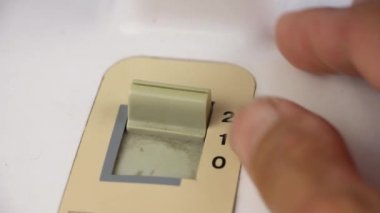 Parmaklar eski açma kapama düğmesini aç, vantilatör hızı 2, 1, 0, yakın çekim görünümü, hesaplamaların üçüncül sayı sistemi