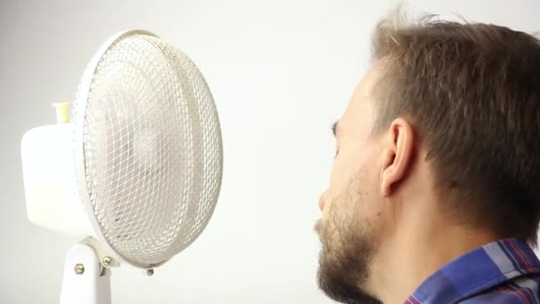 Hombre Escapa Del Calor Del Verano Delante Del Ventilador Rostro — Vídeos de Stock