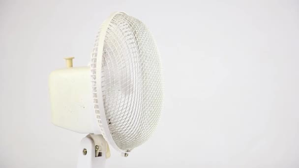 Forgó Fehér Ventilátor Ventilátor Bal Oldalon Fehér Háttér Elektromos Légkondicionáló — Stock videók