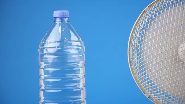 Wentylator Retro Butelka Czystej Wody Niebieskim Tle Zabytkowa Klimatyzacja Elektryczna — Wideo stockowe