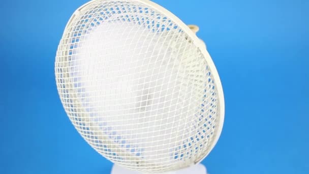 Ventilatore Retrò Rotante Sfondo Schermo Blu Condizionamento Elettrico Vintage Raffreddamento — Video Stock