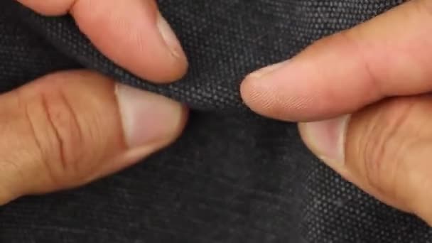 Pruebas Mano Humana Arrugas Arrugas Tela Lona Negro Material Textil — Vídeos de Stock
