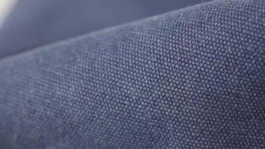 Mavi branda kumaş parçasının hareketi tekstil malzemesi, makro yakın çekim görünümü