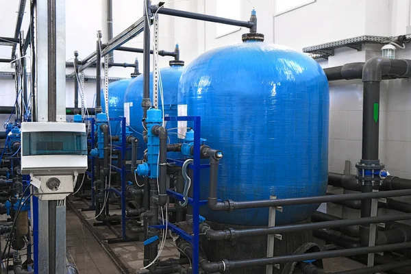 Atık su arıtma tesisi içindeki mavi su tankları borular, endüstriyel iç tesisler, su fabrikaları   