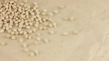 Kurutulmuş nohutlar el işi kağıdına saçılır, fotokopi alanına yakın çekim yapılır, vegan için sebze proteini, humus için malzeme.