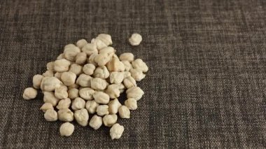 El, bir nohut tohumunu seçilmiş yüksek kaliteli nohut tohumlarının üzerine koyar kahverengi kumaşa, nohut, vejetaryen ya da vejetaryen için yüksek sebze proteinidir.