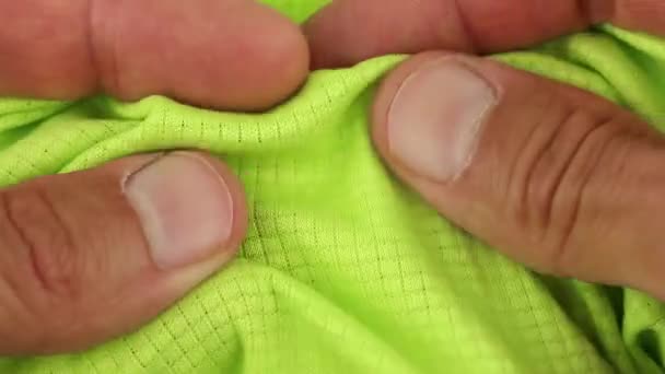 Test Des Mains Écrase Étire Tissu Synthétique Respirant Sports Verts — Video