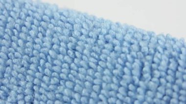 Mavi mikrofiber toz bezi, iyi emici su sentetik kumaşı, tekstil dokusu üzerine yakın çekim makro görünümü