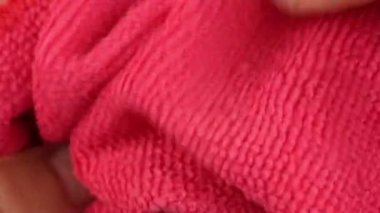El testleri, ezmeler ve germeler kırmızı mikrofiber toz bezi, iyi emici su sentetik kumaşı, tekstil dokusuna yakın çekim görüntüsü