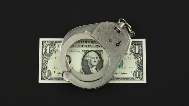 Mão Coloca Algemas Uma Nota Dólar Seguida Remove Conceito Criminoso — Vídeo de Stock