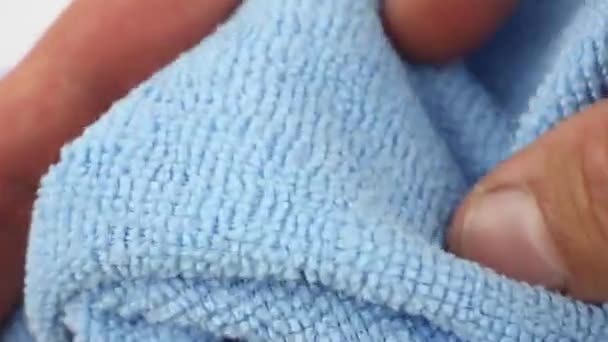 Händer Testa Blå Mikrofiber Dammtrasa Väl Absorberande Vatten Syntetiskt Tyg — Stockvideo