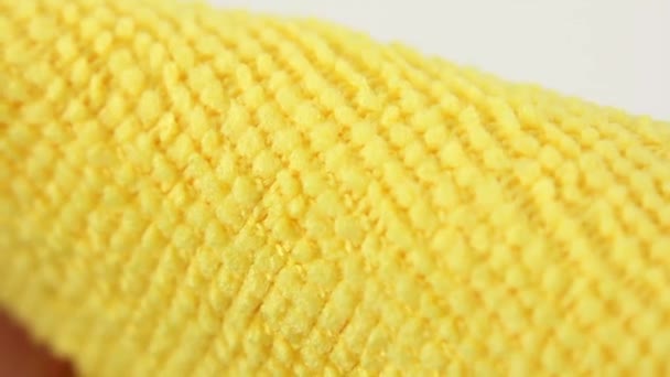 Makro Syn Gul Mikrofiber Dammtrasa Närbild Textur Vattenabsorberande Syntetiskt Tyg — Stockvideo