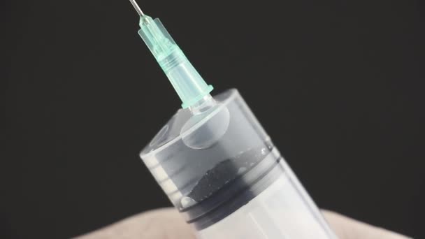 Arzt Füllt Die Spritze Vor Der Injektion Mit Medikamenten Makroaufnahme — Stockvideo