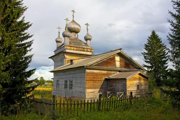 Traditionella gamla träkyrka bakom stängslet — Stockfoto