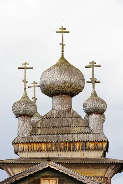 Trä kupoler av den traditionella gamla träkyrkan — Stockfoto