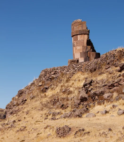 Torre di Sillustani sulla collina, Lago di Omayo, vicino a Puno, Perù — Foto Stock