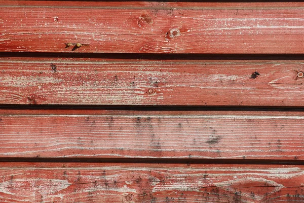 Horizontale Holzbohlen mit abblätternder roter Farbe, Harztropfen — Stockfoto