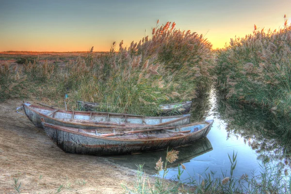 Drei Boote am Ufer des Flusses, Morgengrauen, hdr — Stockfoto