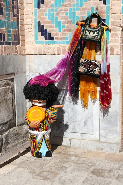 Figura del hombre en la ropa tradicional uzbeka con pellets —  Fotos de Stock