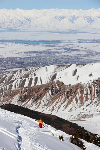 Snowboarder sitzt auf der Piste und jubelt — Stockfoto