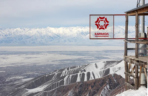 Signo de la estación de esquí de Karakol y vista sobre el valle de Issyk Kul l —  Fotos de Stock