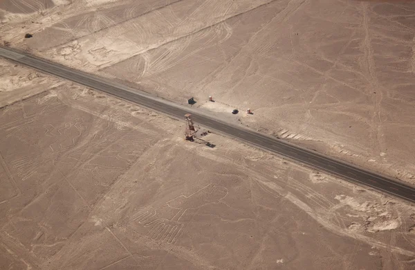 Aerial view of the Nazca Lines (tree and hands) with observation — Stock Photo, Image