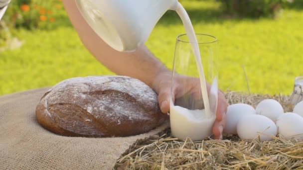 전통적으로 초위에 달걀을 우유를 유기농 슬라이드나 카메라로 클로즈업 — 비디오
