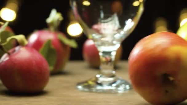 Äpplen och en dimmig flaska cider — Stockvideo