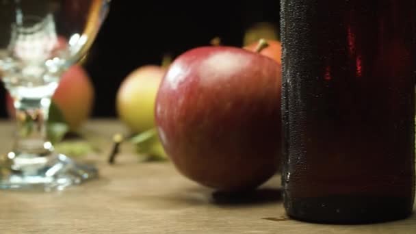 Pomme roulant sur la table — Video