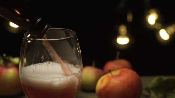 Äppelcider häller i ett glas — Stockvideo