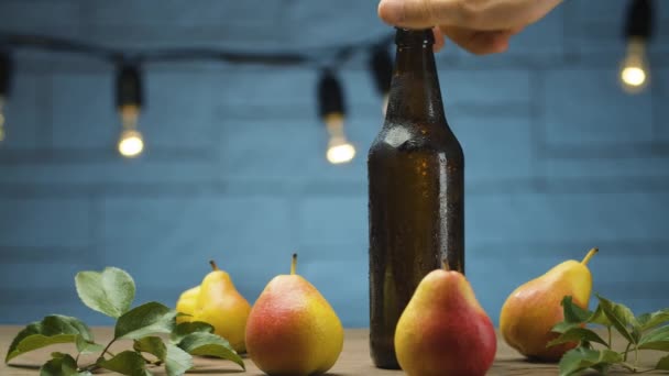 Misterflaska med cider och päron — Stockvideo