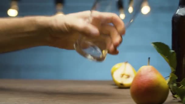 Verre roulant sur la table — Video