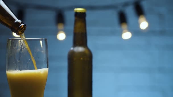 Rood bier dat in een glas giet — Stockvideo