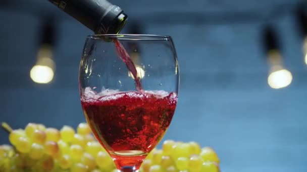 Червоне вино вливається в склянку — стокове відео