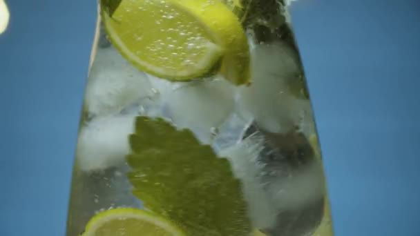 Rör om lemonad med lime och mynta — Stockvideo