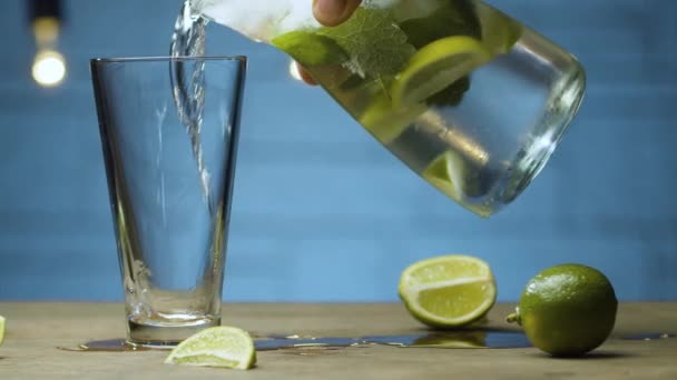 Mão masculina derramando limonada — Vídeo de Stock