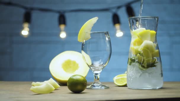 Madlavning melon limonade – Stock-video