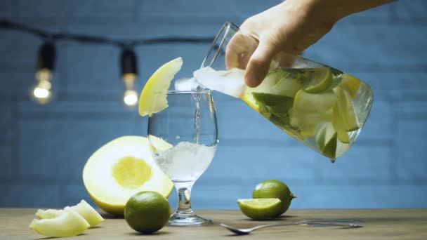 Meloenlimonade in een glas gieten — Stockvideo