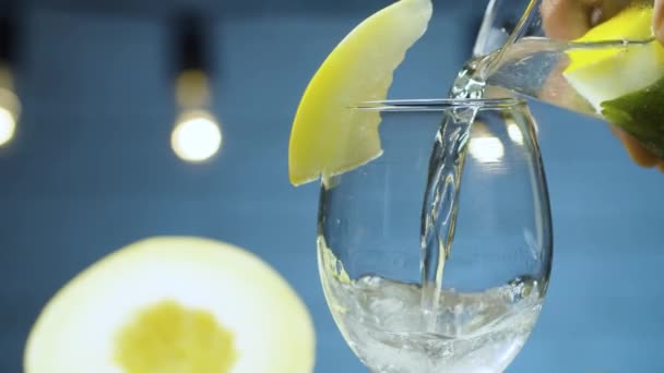 Häll lemonad i ett glas — Stockvideo