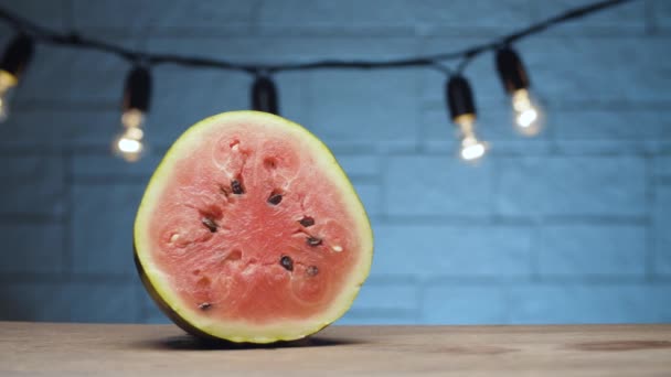 Halv vattenmelon på bordet — Stockvideo