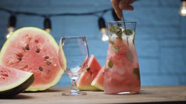 Limonata karıştıran erkek el.